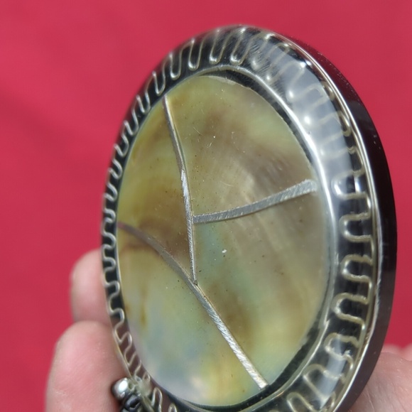 World Market Tribal or Ethnic Look, Large Shell Pendant Necklace/Earring Set - Picture 11 of 16